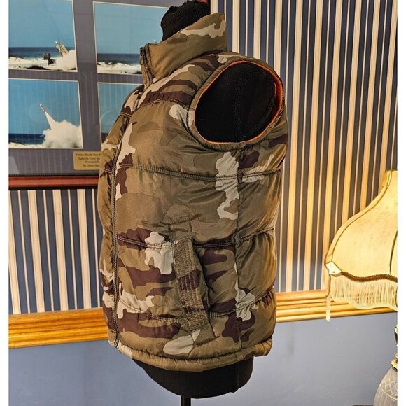 Old Navy Camo Puffer Vest Size M Kids Unisex. Orange Lining Zip Closure - Picture 2 of 6